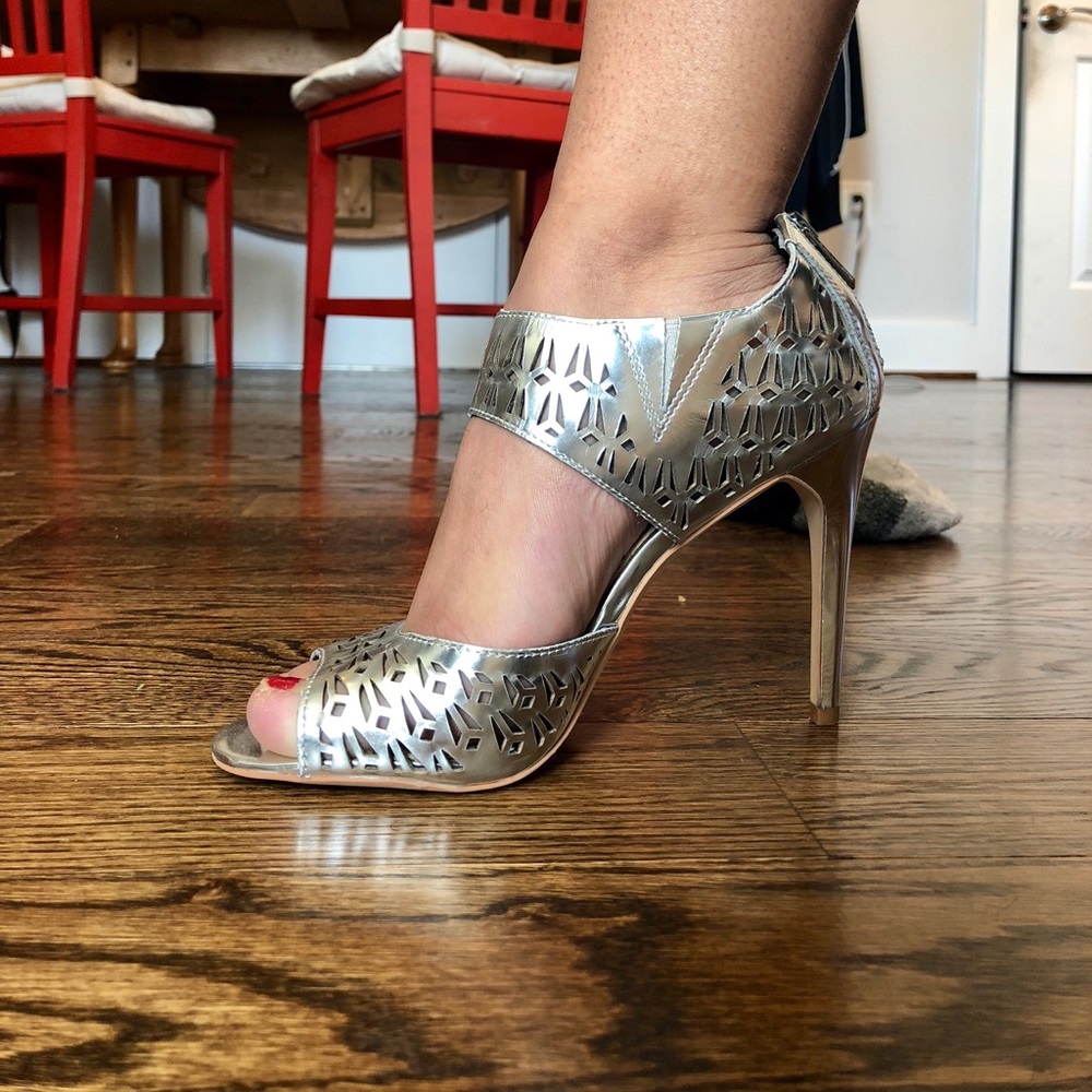 Sam Edelman Size 7 metallic silver high heels!